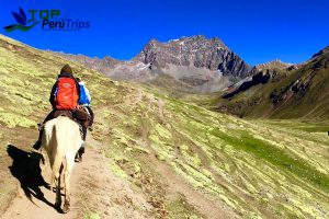 Rainbow Mountain Peru on horseback